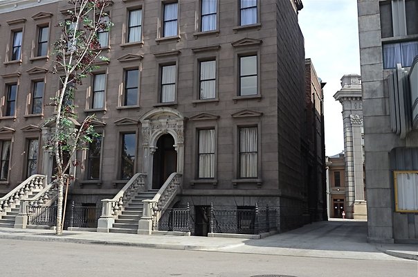 universal studios-brownstone st. 68