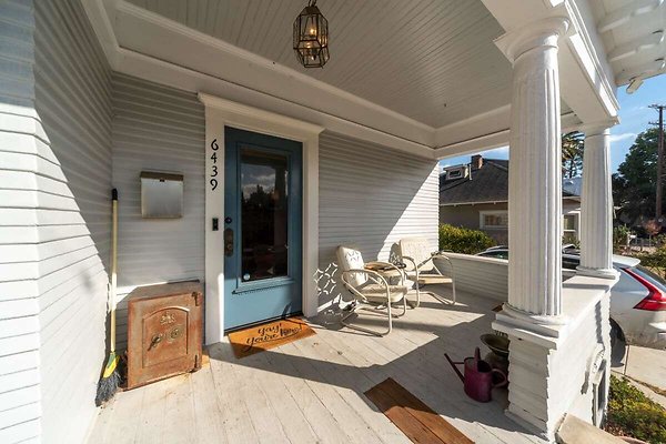 13919 porch 1