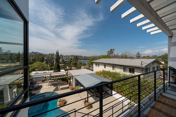 13275 balcony 4