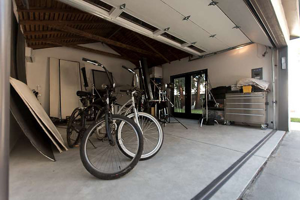 9910 garage 6