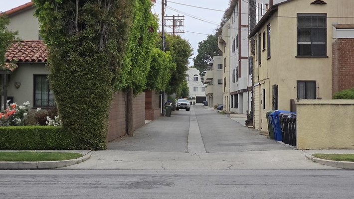 Alley S of Riverside
