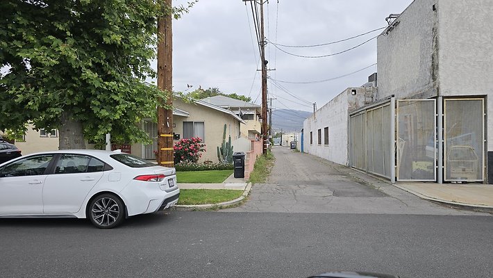Alley N of Magnolia Blvd