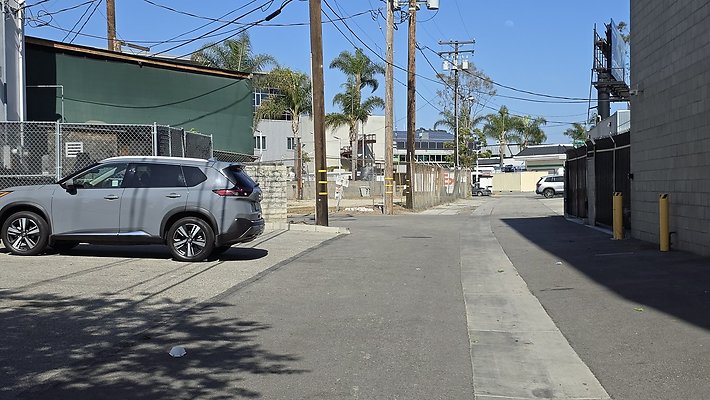 a-Alley N of Centinela Teale to Major572