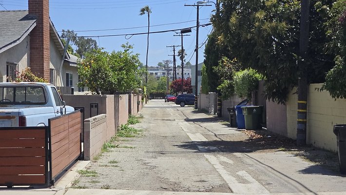 a-Alley N of Centinela Hammack to Lucile536