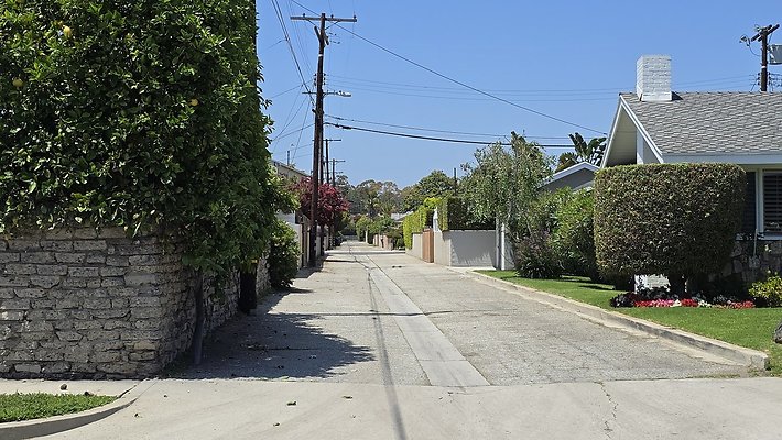 a-Alley N of Centinela Hammack to Lucile540