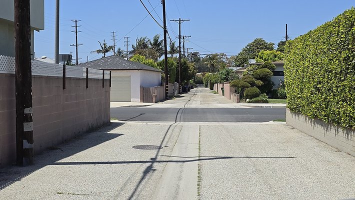 a-Alley N of Centinela Hammack to Lucile543