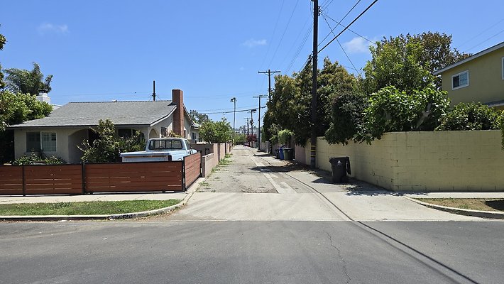 Alley N of Centinela Hammack to Lucile
